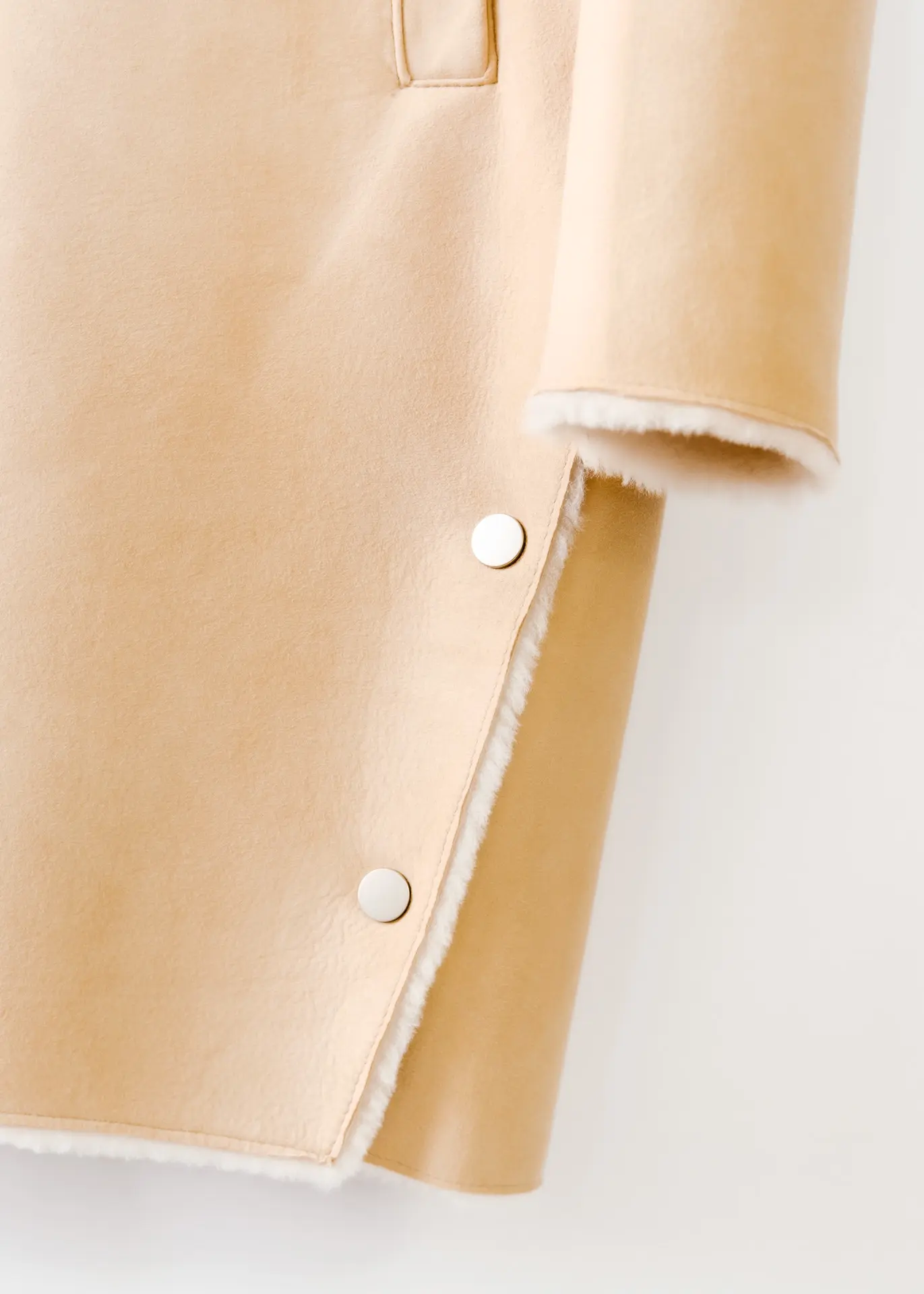 Lammfellmantel mit Kapuze - Beige – Bild 3