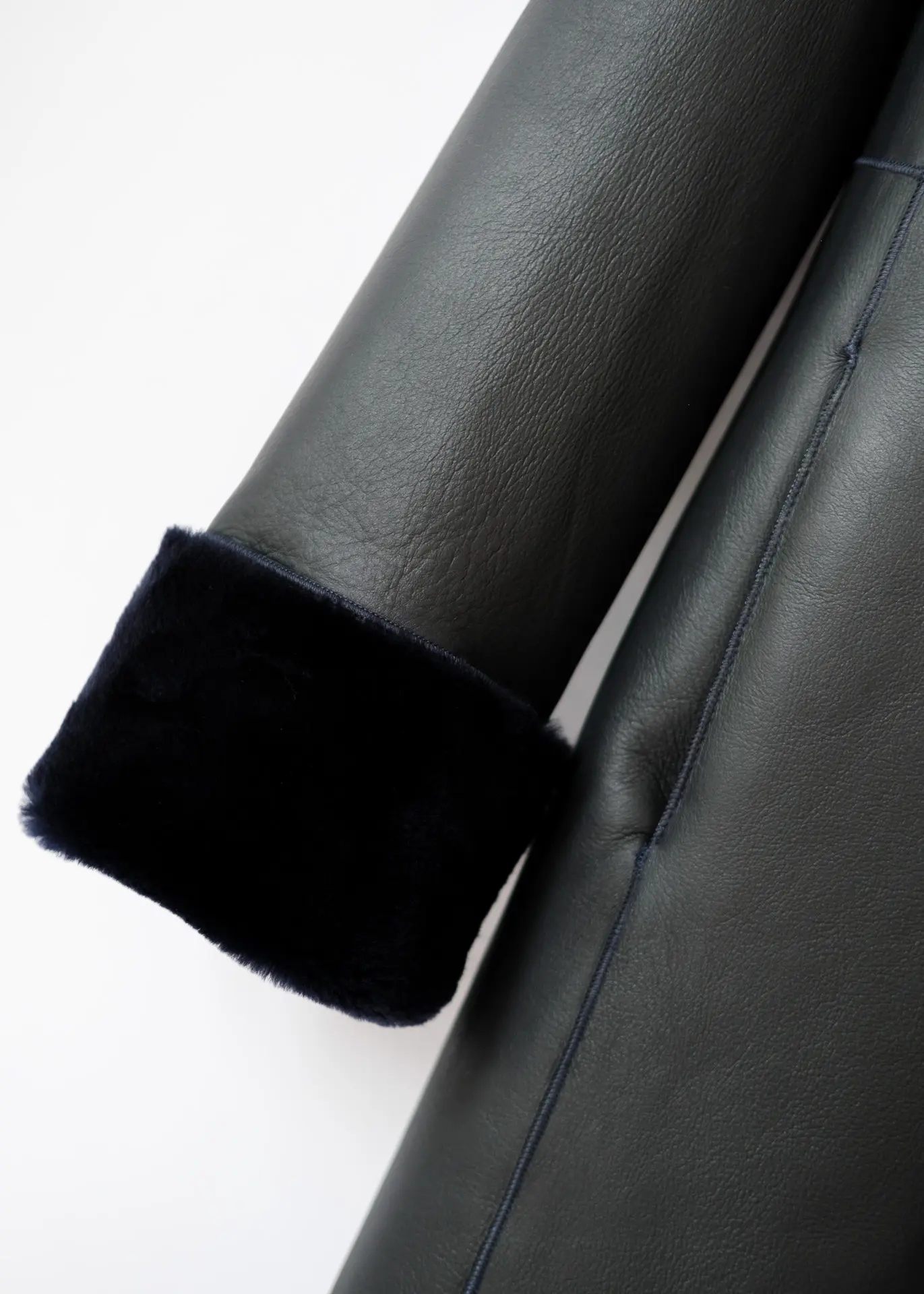 Lammfellmantel mit Kapuze - Navy – Bild 3