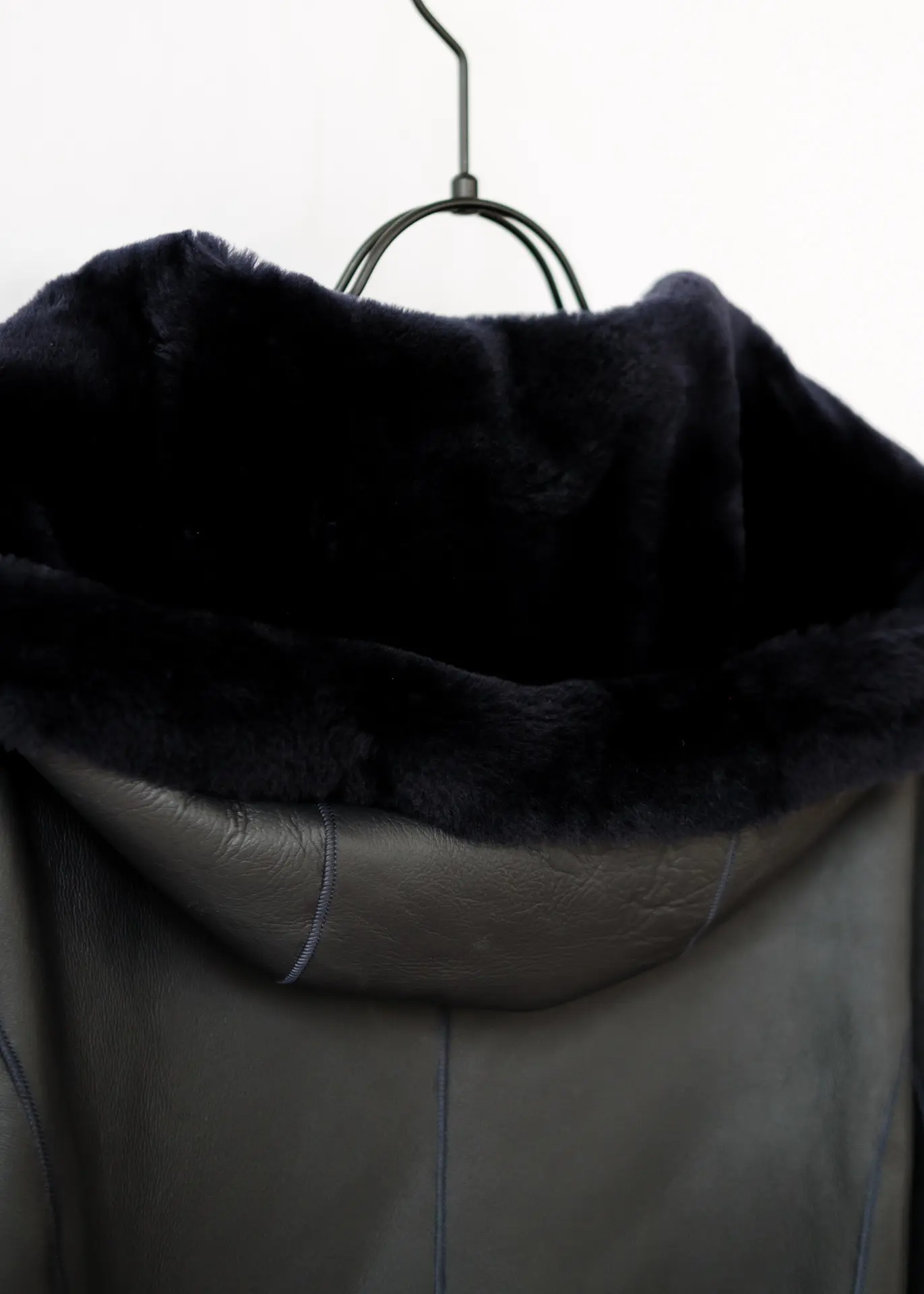 Lammfellmantel mit Kapuze - Navy – Bild 4