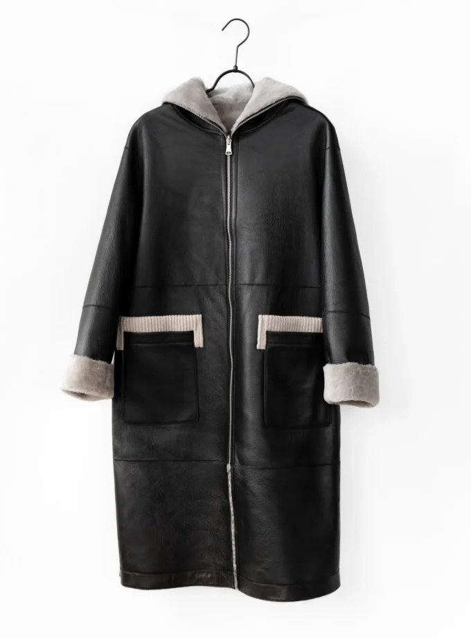 Langer Lammfellmantel mit Kapuze