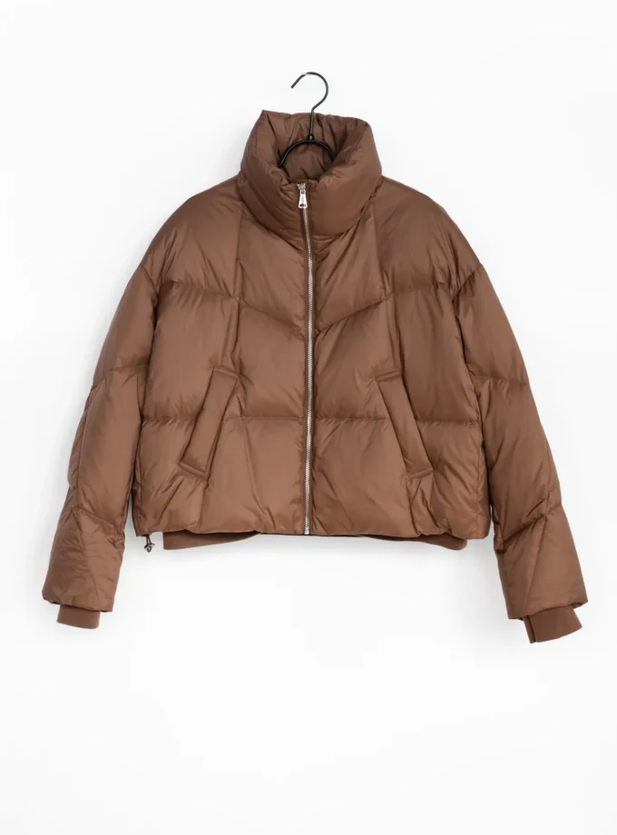 Kurze Daunenjacke mit hohem Kragen