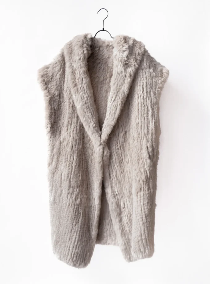 Ärmelloser Mantel aus Kaninchenfell